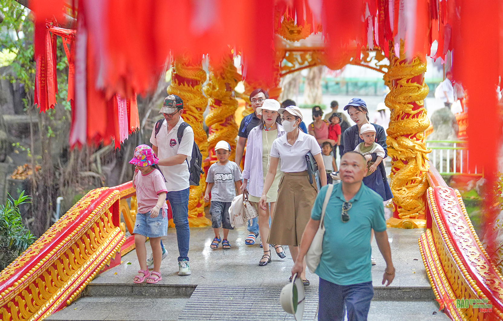 TP Hồ Chí Minh: Hàng nghìn du khách tham quan tại Khu du lịch văn hóa Suối Tiên